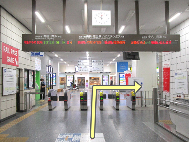 駅の改札口を抜け、すぐ右にお進みください。