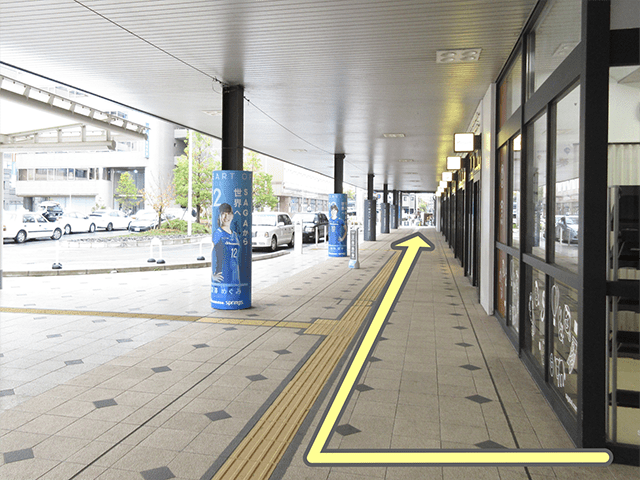 佐賀駅南口を出て右へお進みください。