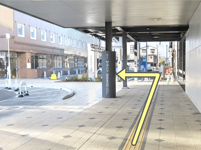 しばらく直進いただき、屋根がなくなるところで左折します。