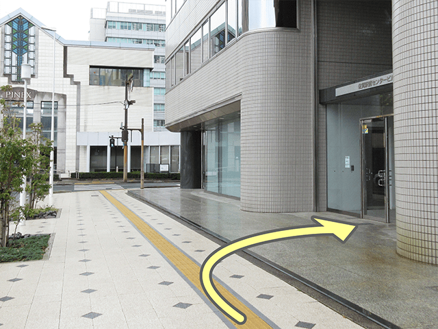 少し直進いただくと、右手に佐賀駅前センタービル入り口がございます。