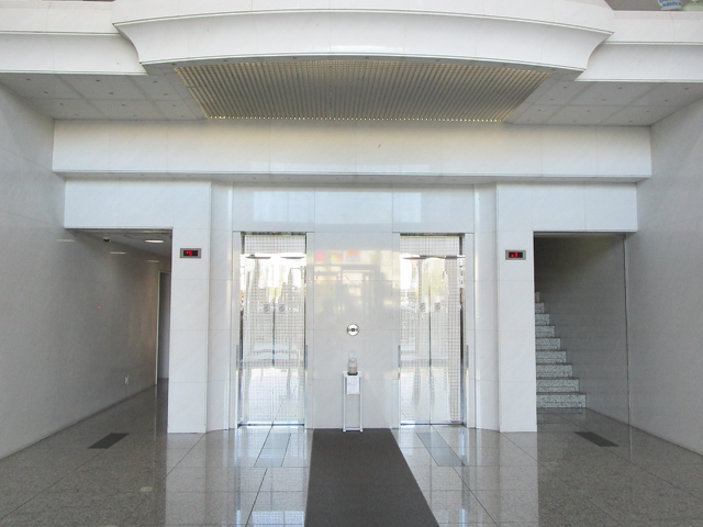 エレベーターで8階まで上がってください。