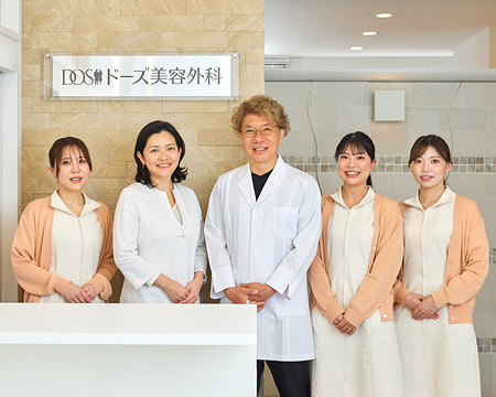 美容施術を受ける女性の様子