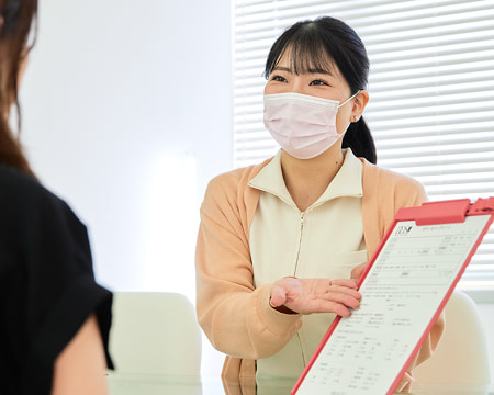 女性スタッフが患者さまとカウンセリングを行う様子
