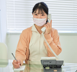 お問い合わせに対応する「ドーズ美容外科」のスタッフ