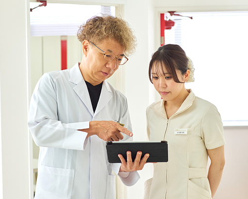 薄毛治療後の注意点やホームケアを説明する医師