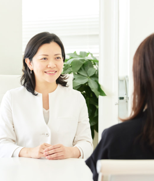 問診票について説明をする看護師