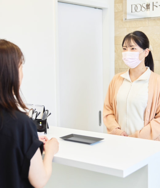 お客様に支払いの説明をする「ドーズ美容外科」のスタッフ