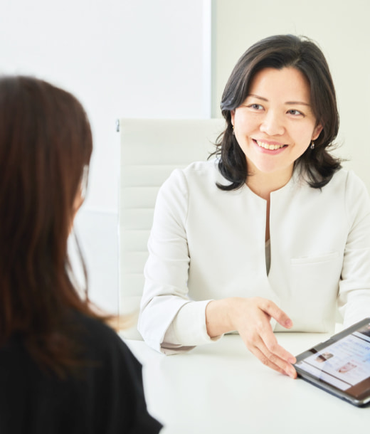 話し合いを行う「ドーズ美容外科」のドクターの写真
