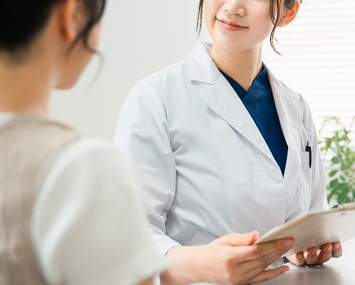 女性医師が患者さまの肌状態を丁寧に確認する様子