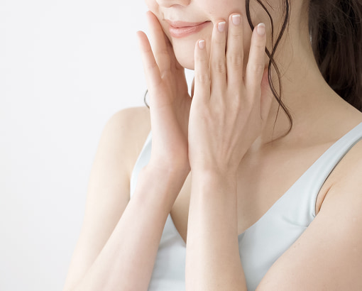 美肌治療後の肌状態に安心する女性
