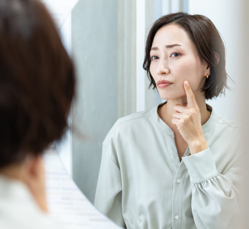 年齢を重ねた肌の悩みを相談する佐賀県在住の40代女性