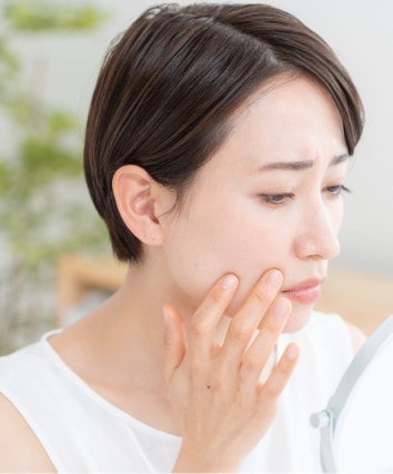 シミやくすみが気になり美容外科への相談を検討する30代女性
